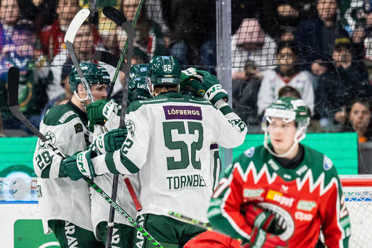 Färjestads Daniel Viksten jublar med lagkamrater