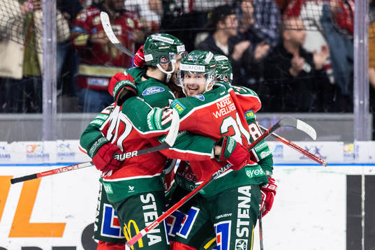 Frölundas Linus Nässen jublar med lagkamrater