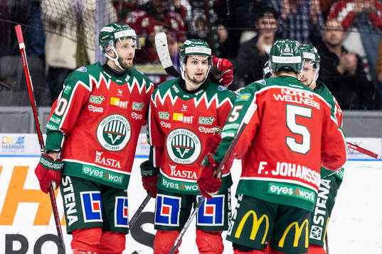 Frölundas Linus Nässen jublar med lagkamrater