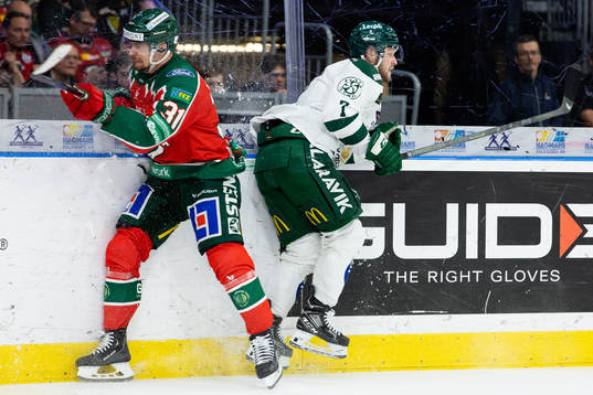 Frölundas Nicklas Lasu försöker tackla Färjestads Axel