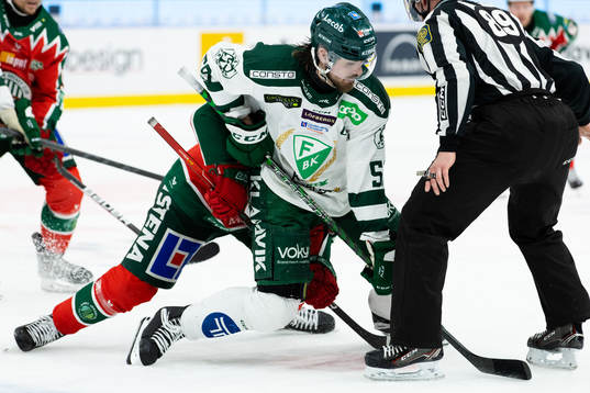 Färjestads Linus Johansson tekar mot Frölundas Nicklas
