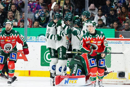Färjestads Daniel Viksten jublar med lagkamrater