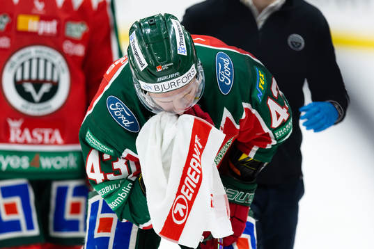 Frölundas Tom Nilsson lämnar isen skadad
