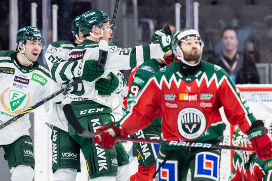 Färjestads Mattias Göransson jublar med lagkamrater