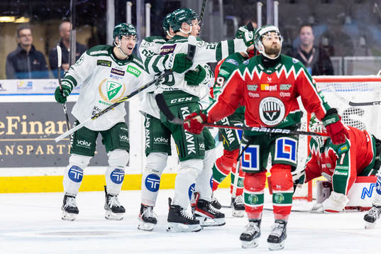Färjestads Mattias Göransson jublar med lagkamrater