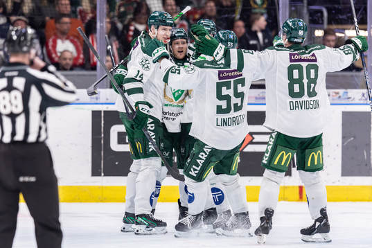 Färjestads Victor Ejdsell jublar med lagkamrater