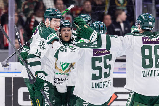 Färjestads Victor Ejdsell jublar med lagkamrater