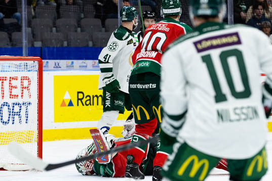 Frölundas målvakt Lars Johansson liggande