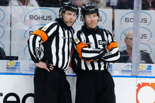 Domare Linus Öhlund och Domare Tobias Björk