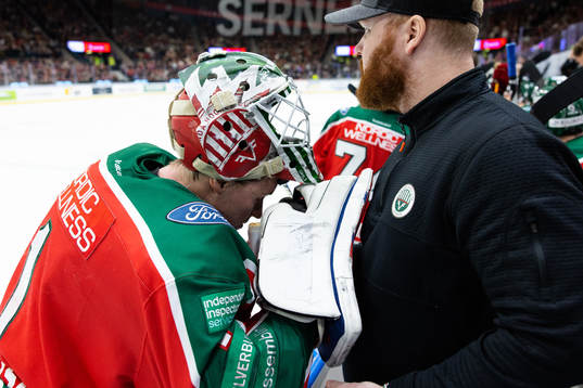 Frölundas målvakt Lars Johansson luktar på ammoniak