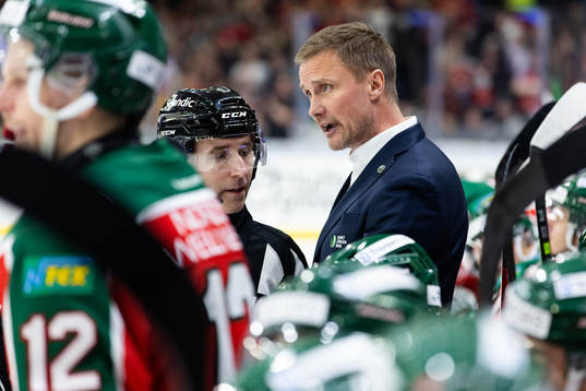 Domare Linus Öhlund och Frölundas tränare Roger