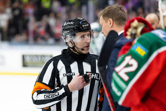 Domare Linus Öhlund och Frölundas tränare Roger