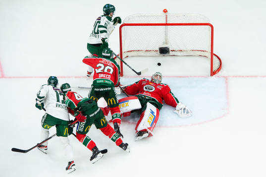 Färjestads Daniel Viksten gör 2-0 bakom Frölundas