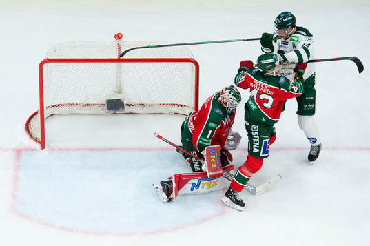 Frölundas Tom Nilsson träffas av en puck i ansiktet