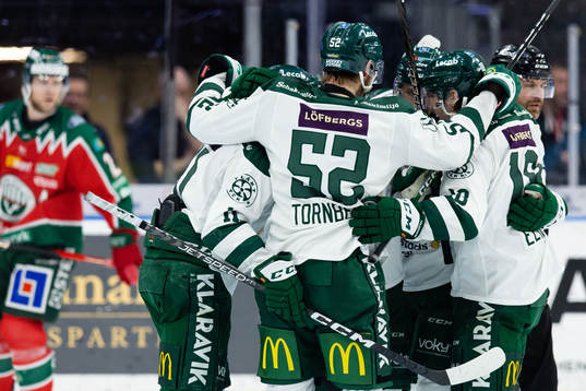 Färjestads Mattias Göransson jublar med lagkamrater