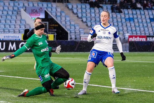 Växjös Louise Högrell Ledbetter räddar målchans från