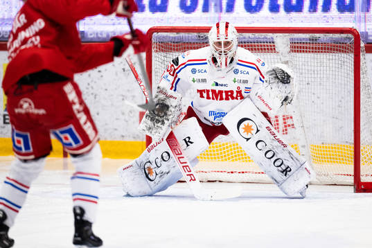 Timrås målvakt Jacob Johansson värmer upp