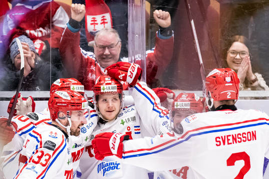 Timrås Sebastian Hartmann jublar med lagkamrater