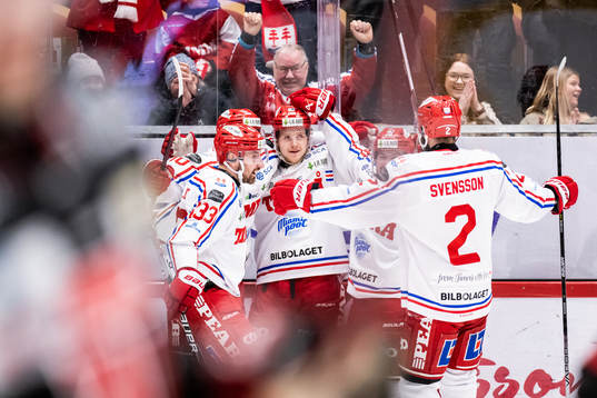 Timrås Sebastian Hartmann jublar med lagkamrater