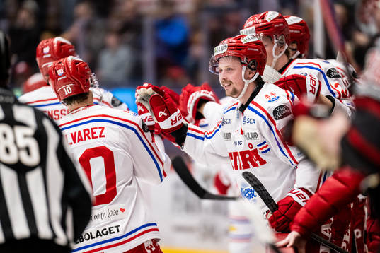 Timrås Jonathan Dahlén jublar vid 1-0 målet