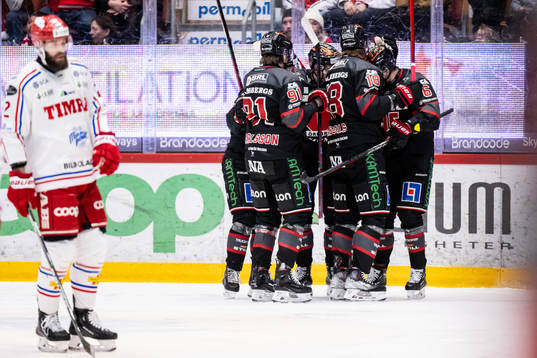 Örebros spelare jublar