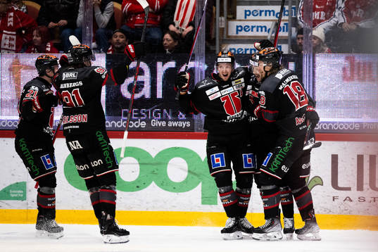 Örebros Filip Berglund jublar