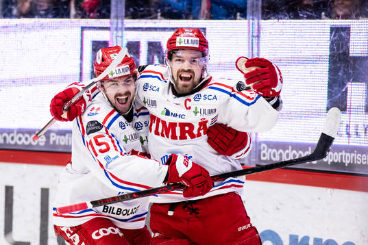 Timrås Anton Lander jublar ihop med Panu Mieho