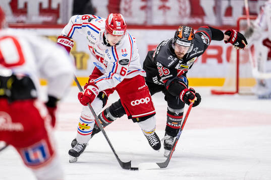 Timrås Joonas Lyytinen och Örebros Emil Larsson