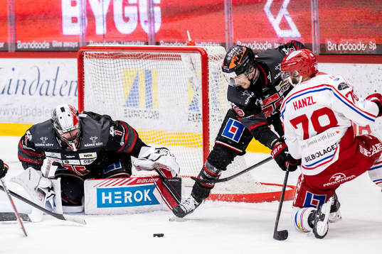Timrås Robin Hanzl missar en målchans mot Örebros