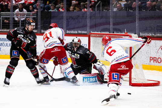 Timrås Joonas Lyytinen och Örebros målvakt Jhonas Enroth