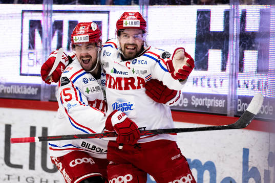 Timrås Anton Lander och Panu Mieho jublar