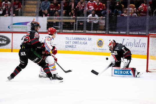 Timrås Robin Alvarez och Örebros Philip Holm
