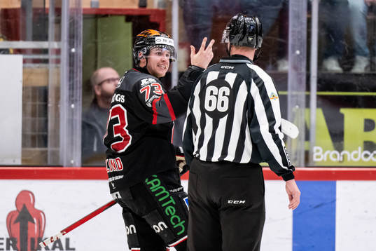Örebros Oliver Eklind reagerar