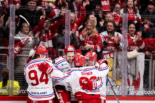 Timrås Emil Pettersson jublar med lagkamrater