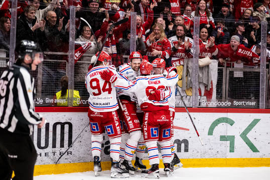 Timrås Emil Pettersson jublar med lagkamrater