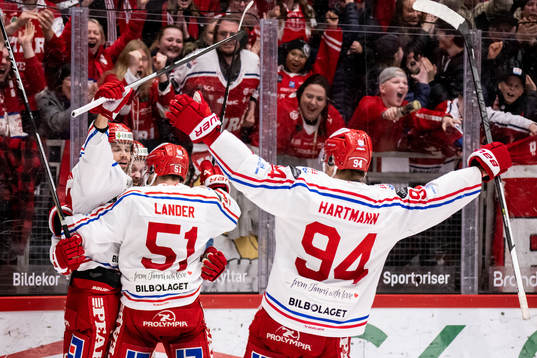 Timrås Emil Pettersson jublar med lagkamrater