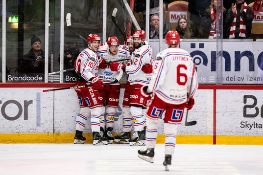 Timrås Sebastian Hartmann jublar med lagkamrater