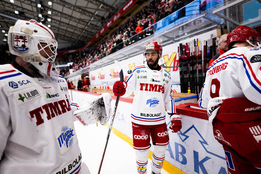Timrås Jeremy Boyce-Rotevall och målvakten Jacob