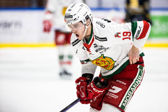 Moras Axel Sundberg  har ont