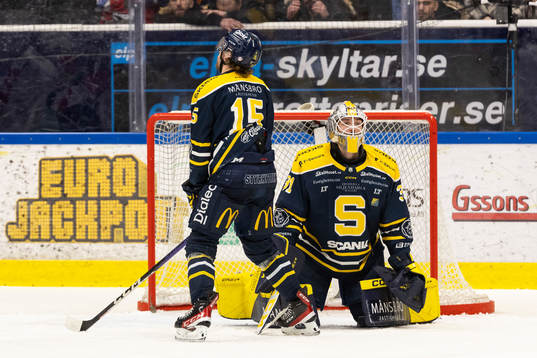 Södertäljes målvakt Aaron Luchuk och Albin Carlson deppar
