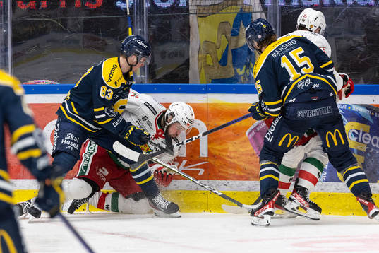 Moras Måns Carlsson och Kevin Hancock mot Södertäljes
