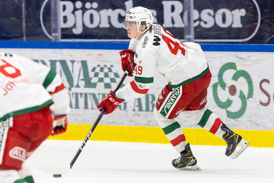 Moras Noah Steenunder ishockeymatchen i Hockeyallsvenskan