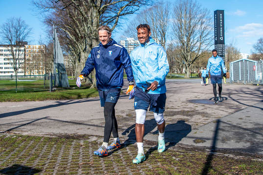 Målvakt Johan Dahlin och Samuel Kotto innan en träning