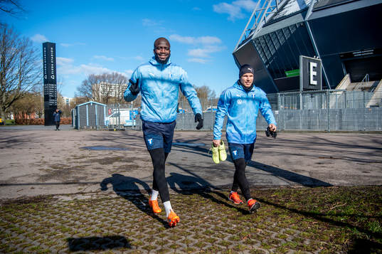 Mahame Siby och Oscar Lewicki innan en träning med Malmö
