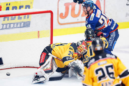 Luleås målvakt Joel Lassinantti och Växjös Joel Kellman