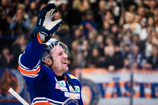 Växjös Joel Persson jublar