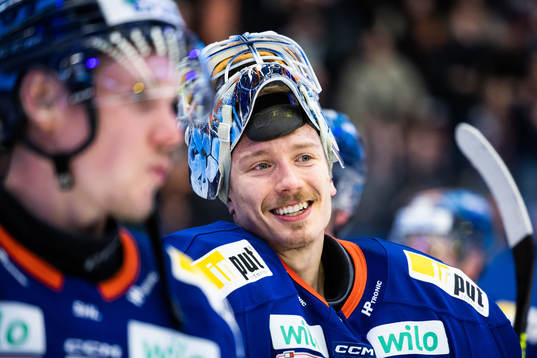 Växjös målvakt Emil Larmi jublar