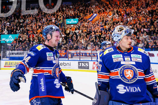 Växjös Joel Persson och målvakt Emil Larmi jublar