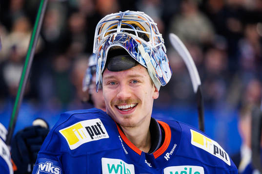 Växjös målvakt Emil Larmi jublar