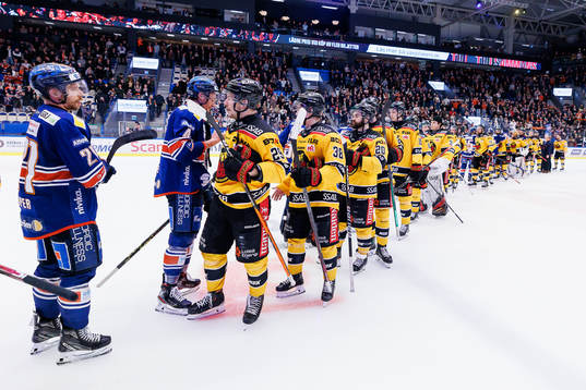 Spelarna tackar varandra